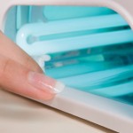 Maniküre Haftvermittler muss etwa 60 sec. aushärten (Quelle:Fotolia)